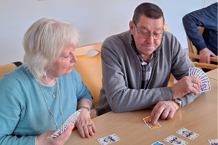 Hannelore und Heinz spielen konzentriert