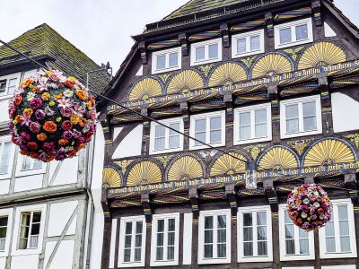 Prachtvolle Häuser und Blumenschmuck in Höxter